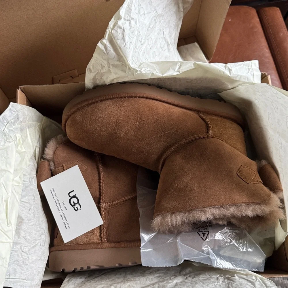 UGG‎ Short Shearling Bow Boots - Chestnut